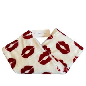 NEW Cupcakes & Cashmere LIPS Faux Fur Throw Blanket 50x70 Red & White Valentine